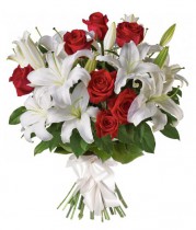 Гарний букет з троянд та білих лілій до Дня матері